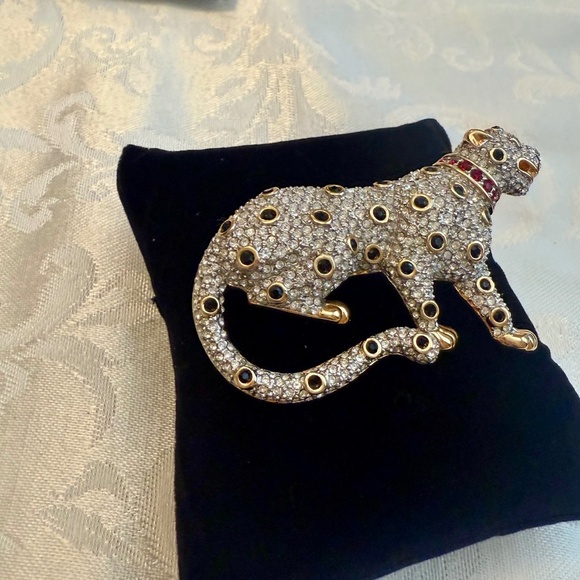 SIGNED SWAROVSKI PAVE' CRYSTAL GOLD LEOPARD PIN ~BROOCH RETIRED RARE - Picture 3 of 7
